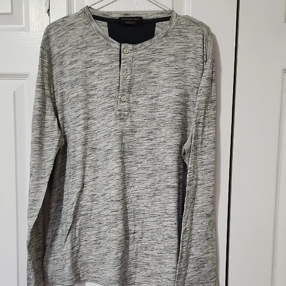 Banana Republic Heathered Gray Long Sleeve Henley - Picture 1 of 3